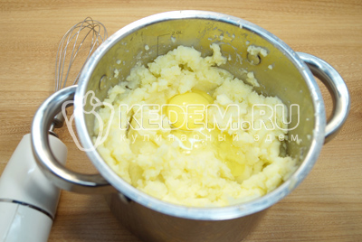 Размять картофель колотушкой, добавляя частями молоко и масло. Добавить яйцо.