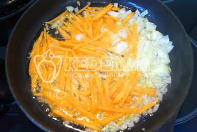 На сковороде с растительным маслом обжарить мелко нашинкованный лук и соломкой нарезанную морковь.