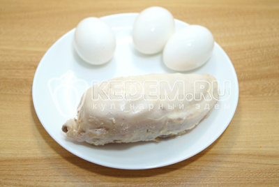 Куриное филе и яйца отварить, остудить.