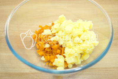 Нарезать в миску небольшими кубиками морковь и картофель.