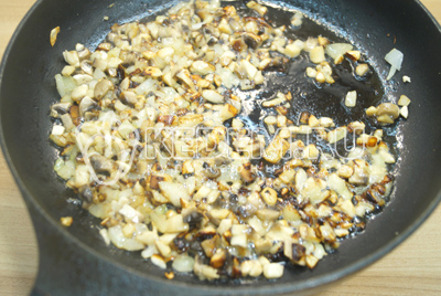 Мелко нашинковать лук и грибы и обжарить на растительном масле 2-3 минуты.