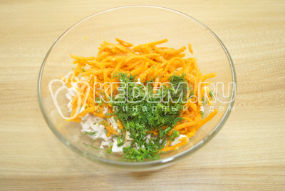 Добавить морковь по-корейски, измельченную зелень петрушки. Заправить майонезом и посолить по вкусу.