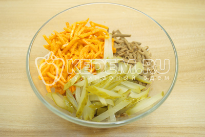 Добавить соломкой нарезанные маринованные огурчики и морковь по-корейски.