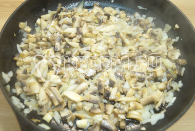 Обжарить на растительном масле грибы с луком.