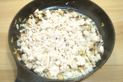 Обжарить на растительном масле грибы с луком и курицей.