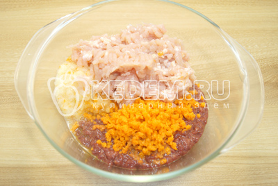 Печень, куриное мясо, лук и морковь прокрутить на мясорубке.