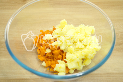 В миску нарезать кубиками морковь и картофель.