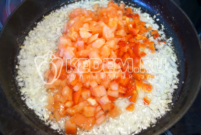 Добавить мелко нарезанный перец и помидоры. Обжарить 2-3 минуты.