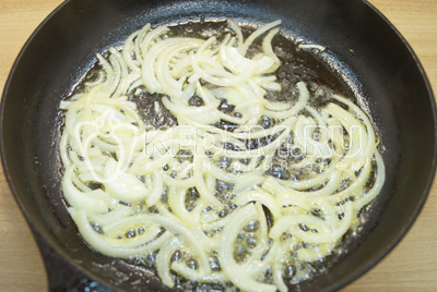 Обжарить лук на сливочном масле 1-2 минуты.