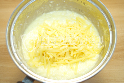 Добавить тертый сыр и томить на медленном огне еще 3-5 минут. Посолить по вкусу.