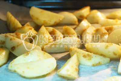 Поставить в разогретую до 200 градусов с духовку на 7-10 минут (зависит от размера ломтиков картофеля).