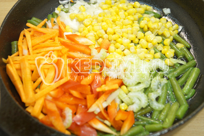 Смесь овощей добавить в сковороду с фасолью и обжарить 2-3 минуты.