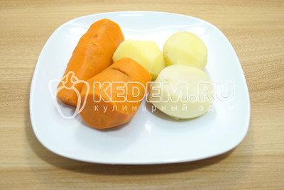 Картофель и морковь отварить, остудить и очистить.