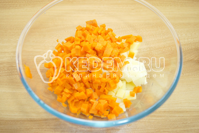 В миску нарезать кубиками картофель и морковь.