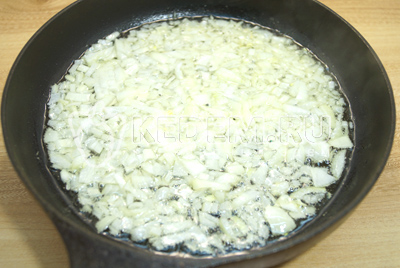 Мелко нашинкованный лук обжарить на сковороде с растительным маслом.