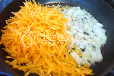 На сковороде с растительным маслом обжарить нарезанный лук и тертую морковь 2-3 минуты.