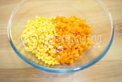 Добавить кубиками нарезанную отварную морковь и кукурузу.