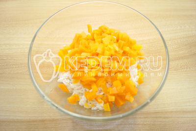 Переложить рис в миску, добавить кубиками нарезанную отварную морковь.