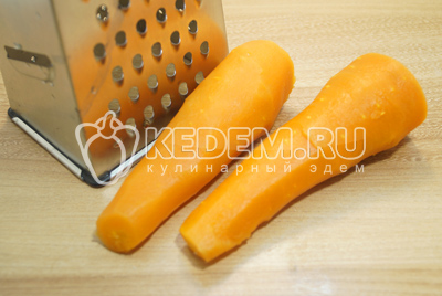 Отварную морковь очистить и натереть на терке.