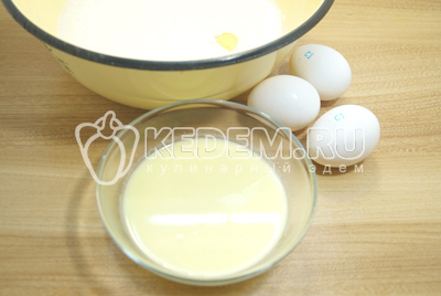 Подошедшие дрожжи перелить в большую и просторную миску. Добавить яйца и растопленное сливочное масло.
