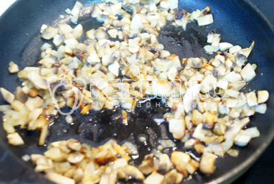 Мелко нашинкованные грибы и лук обжарить на сковороде с растительным маслом 2-3 минуты и остудить.