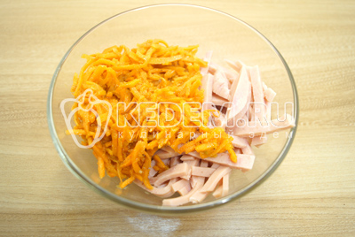В миске смешать соломкой нарезанную ветчину и морковь по-корейски.
