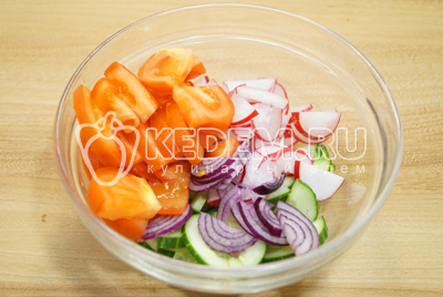 Ломтиками нарезать овощи и сложить в миску.
