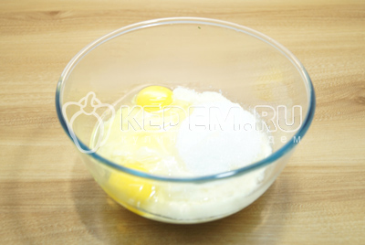 Переложить кашу в миску и добавить яйца и сахар.