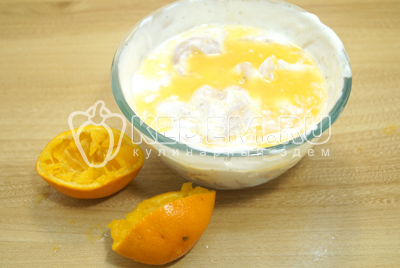 Добавить сок мандарина (апельсина) и перемешать, дать промариноваться еще 1 час.
