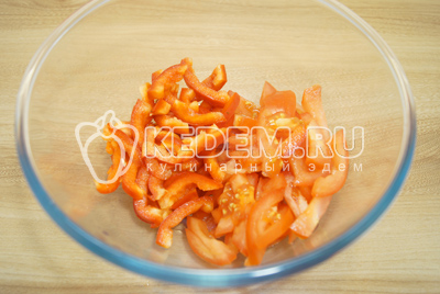 В миску нарезать ломтиками помидоры и перец.