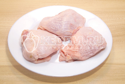 Куриные бедра хорошо промыть и обсушить. Натереть солью и перцем.