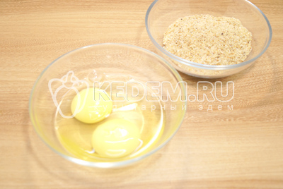 В одной миске взбить яйца и немного посолить, во вторую насыпать сухари.