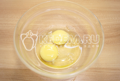 В миску разбить 2 яйца. Оладьи с зеленым луком