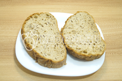 Взять два ломтика хлеба на порцию.