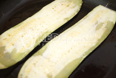 Обжарить на сковороде с растительным маслом ломтики баклажан с двух сторон.