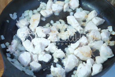 Обжарить на сковороде с растительным маслом лук и курицу 1-2 минуты.