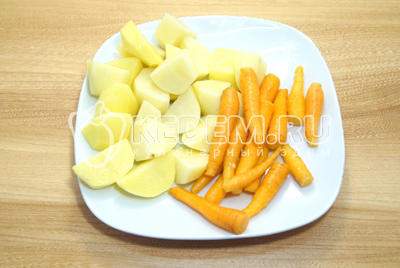 Морковь и картофель очистить и крупно нарезать. Добавить в сковороду к курице.