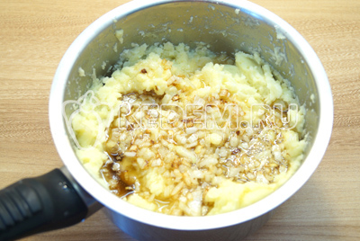 Добавить в размятый картофель, посолить и перемешать. Остудить начинку.