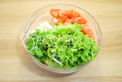 Добавить нарезанную зелень и листья салата.