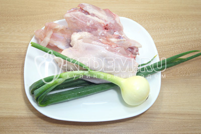 Куриные кости хорошо промыть, лук очистить (зеленую часть можно оставить).