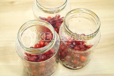 В чистые сухие баночки сложить ягоды на 1/3 от объема.