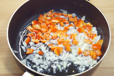 На сковороде с растительным маслом обжарить мелко нашинкованный лук и кубиками нарезанные перец.