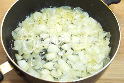 В глубокой сковороде на растительном масле обжарить крупно нарезанный лук.