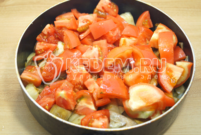 Добавить помидоры в сковороду и готовить еще 20 минут.