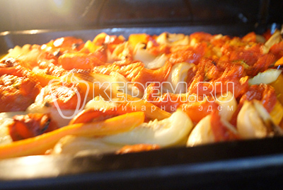 Готовить 1 час при температуре 180-200 градусов. Зависит от жара духовки, если овощи стали быстро припекать убавьте огонь.