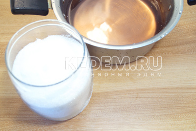 Воду слить в кастрюлю и добавить сахар из расчета 1 кг сахар на 1 литр воды.