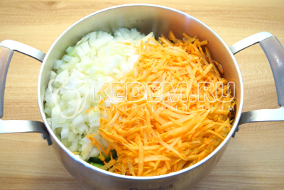 Добавить нашинкованный не крупно лук и тертую морковь.