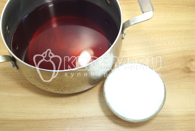 Слить воду в кастрюлю и добавить сахар, из расчета 200 г на 1 литр воды. Сварить сироп.