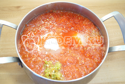 Перекрутить на мясорубке болгарский перец, помидоры и острый перец. Добавить соль и сахар. Варить на среднем огне 40 минут, помешивая.