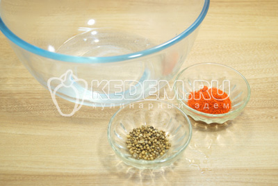 В миску налить пол стакана горячей воды и добавить специи.
